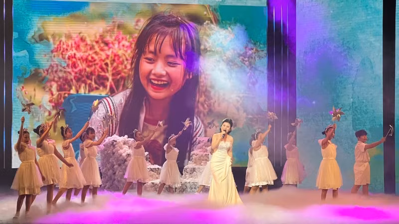 Các tiết mục múa, hát đặc sắc trong Chương trình "Mùa xuân cho em" lần thứ 18. 