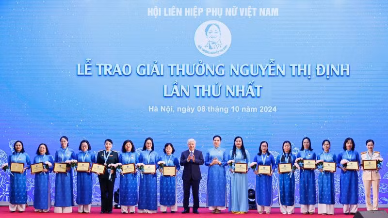 Vinh danh cán bộ Hội Phụ nữ nhận Giải thưởng Nguyễn Thị ĐỊnh.