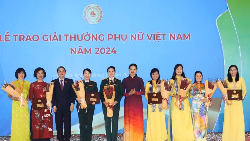 Vinh danh các tập thể nhận Giải thưởng Phụ nữ Việt Nam năm 2024.