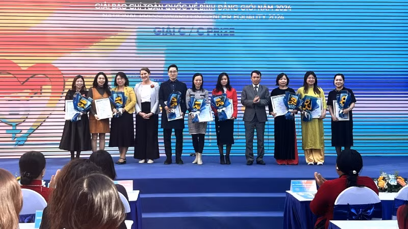 Nhóm tác giả Báo Nhân Dân đoạt giải C ở thể loại báo điện tử.