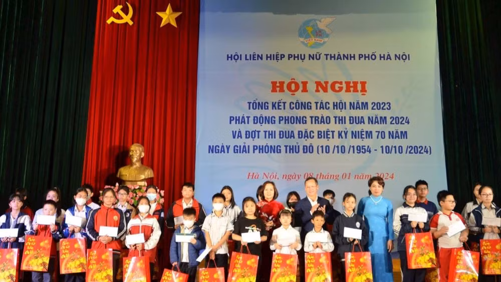 Ban tổ chức trao quà tặng trẻ em có hoàn cảnh khó khăn. 