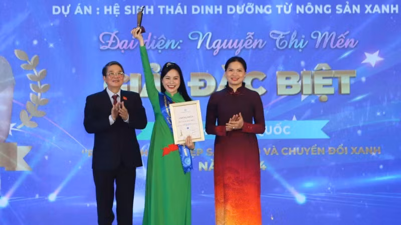 Phó Chủ tịch Quốc hội Nguyễn Đức Hải và Chủ tịch Hội Liên hiệp Phụ nữ Việt Nam Hà Thị Nga trao giải Đặc biệt cho chị Nguyễn Thị Mến với dự án Hệ sinh thái dinh dưỡng từ nông sản xanh.