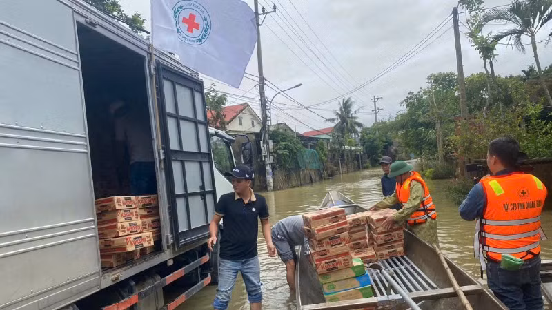 Hỗ trợ lương thực, thực phẩm cho các gia đình bị ảnh hưởng bởi bão.