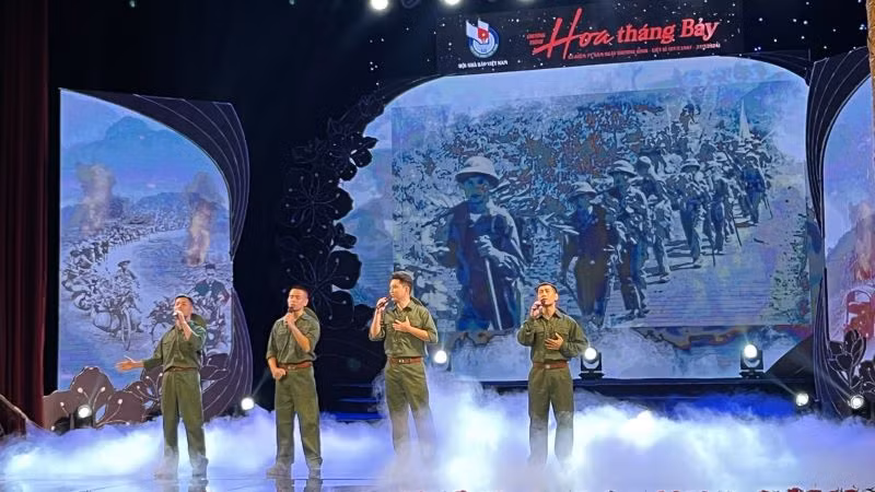 Tiết mục nghệ thuật thắp lên ngọn lửa tinh thần yêu nước. Tiết mục nghệ thuật thắp lên ngọn lửa tinh thần yêu nước.