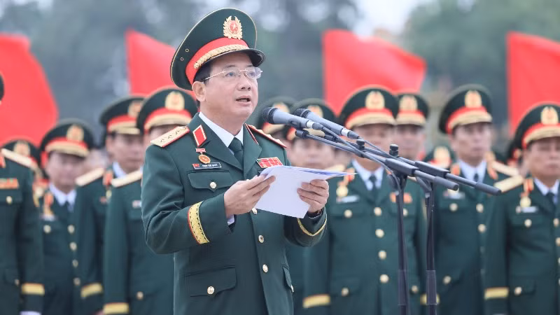 Chủ nhiệm Tổng cục Chính trị Quân đội nhân dân Việt Nam Trịnh Văn Quyết đọc lời báo công dâng Bác.