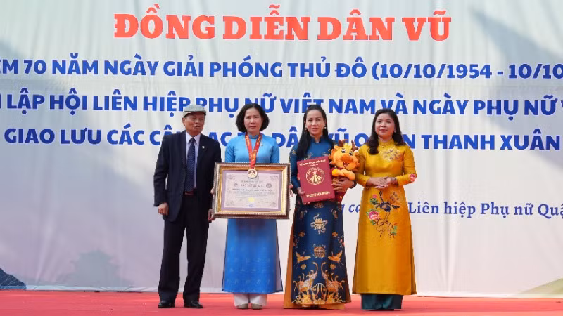 Tiến sĩ Lê Doãn Hợp, nguyên Bộ trưởng Thông tin và Truyền thông, Chủ tịch Hội đồng xác lập Tổ chức Kỷ lục Việt Nam trao bằng xác lập Kỷ lục Việt Nam cho các đồng chí lãnh đạo Hội Liên hiệp Phụ nữ thành phố Hà Nội.