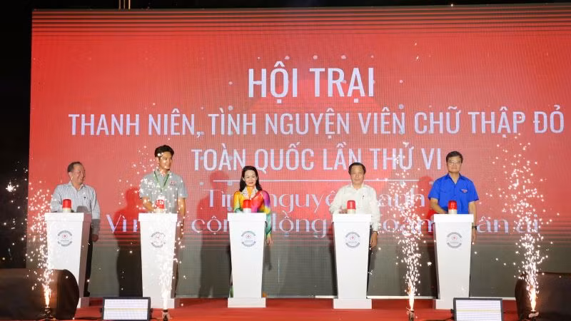 Các đại biểu thực hiện nghi thức khai mạc hội trại.