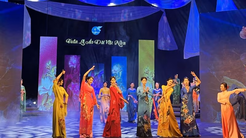 Các màn trình diễn bộ sưu tập Áo dài.