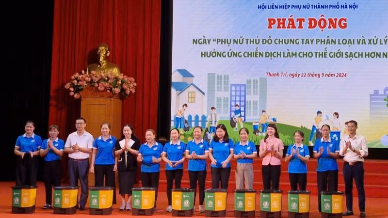 Ban tổ chức trao sản phẩm thân thiện với môi trường tặng hội viên phụ nữ. 