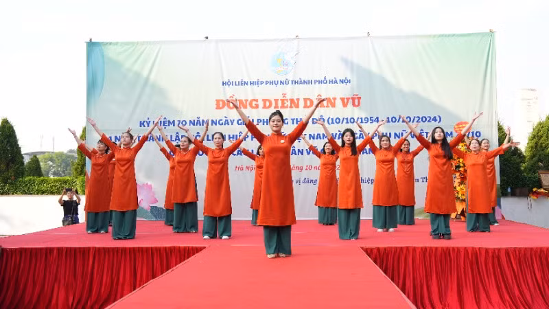 Màn đồng diễn dân vũ tại điểm cầu Công viên Thanh Xuân (Hà Nội). 