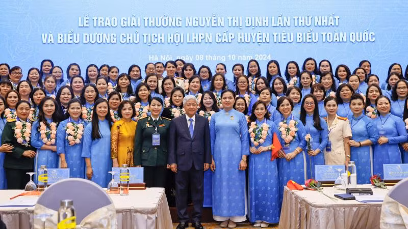 Các đại biểu chụp ảnh lưu niệm tại buổi lễ. 