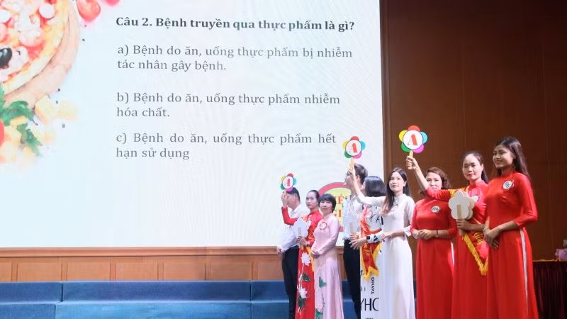 Các đội thi tham gia phần thi kiến thức.
