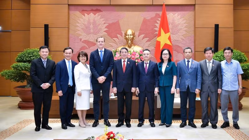 Các đại biểu chụp ảnh lưu niệm.