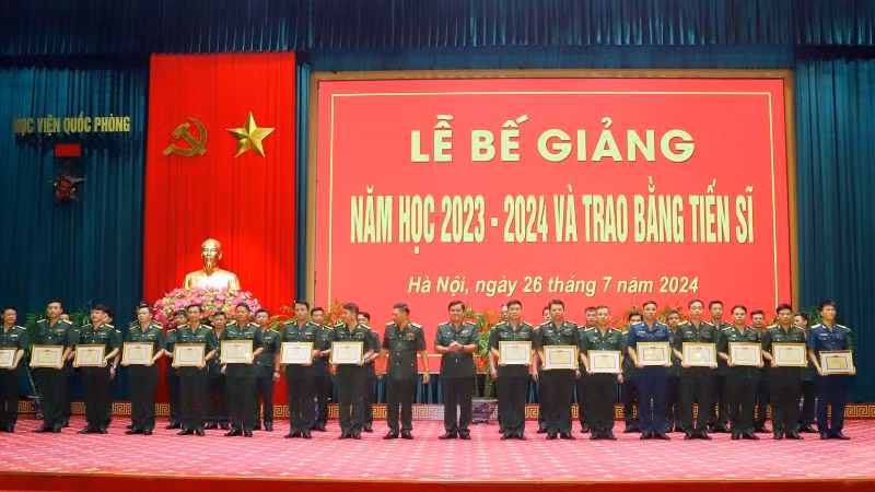 Lãnh đạo Học viện Quốc phòng trao Bằng khen tặng các tập thể, cá nhân hoàn thành xuất sắc nhiệm vụ năm học 2023- 2024. 