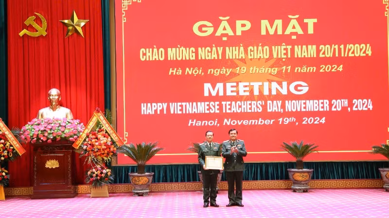 Trung tướng Bùi Huy Biết, Phó Chính ủy Học viện đón nhận Bằng khen của Bộ Quốc phòng.