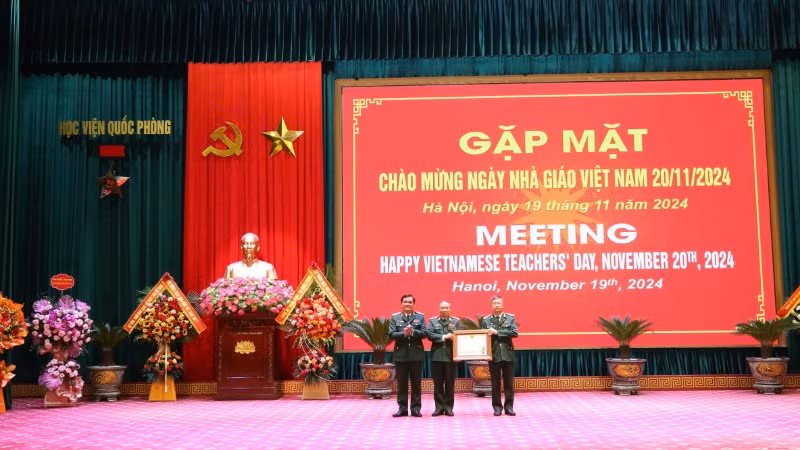 Thừa ủy quyền của Chủ tịch nước, Chính ủy Học viện Quốc phòng Đỗ Văn Bảnh trao Huân chương Bảo vệ Tổ quốc hạng Ba tặng Khoa Lý luận Mác-Lênin.