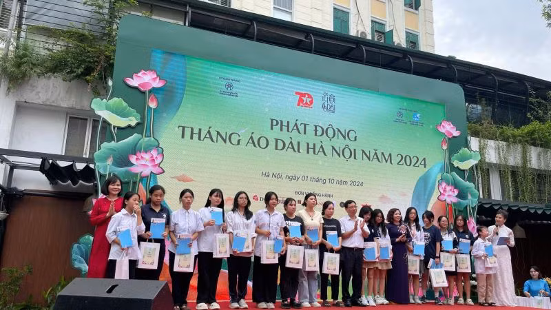 Ban tổ chức trao áo dài tặng các nữ học sinh có hoàn cảnh khó khăn.