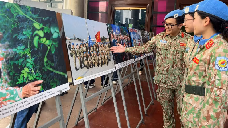 Các đại biểu tham quan triển lãm. 