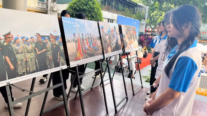 Các bạn sinh viên đến tham quan triển lãm.