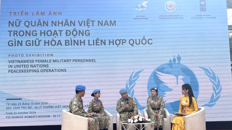 Các khách mời chia sẻ trải nghiệm trong quá trình tham gia hoạt động gìn giữ hòa bình Liên hợp quốc.