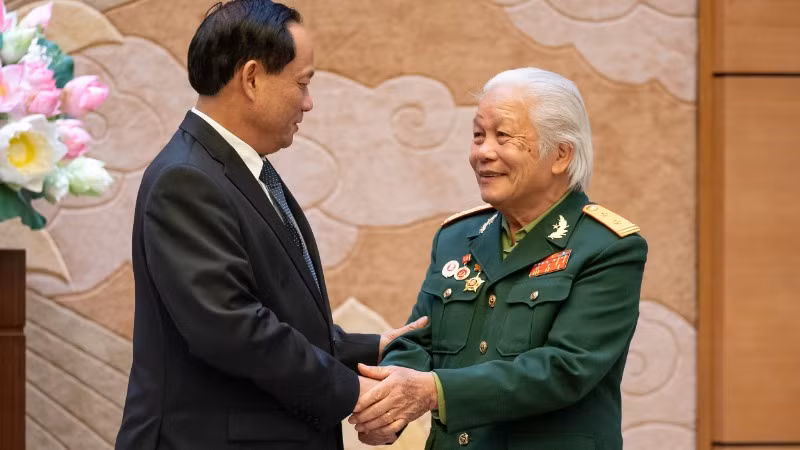 Phó Chủ tịch Quốc hội Trần Quang Phương bày tỏ niềm xúc động khi gặp mặt các đại biểu cựu chiến binh.