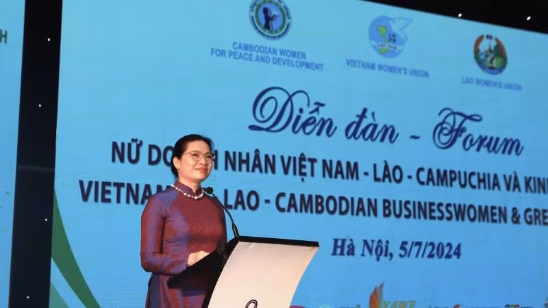 Chủ tịch Hội Liên hiệp Phụ nữ Việt Nam Hà Thị Nga phát biểu tại diễn đàn.