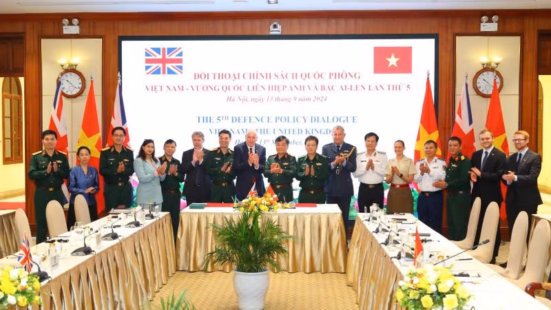 Thượng tướng Hoàng Xuân Chiến và ông Vernon Coaker cùng các đại biểu chụp ảnh chung.