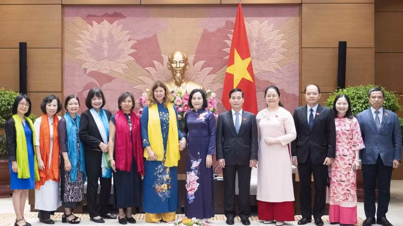 Các đại biểu tham dự cùng chụp ảnh lưu niệm.