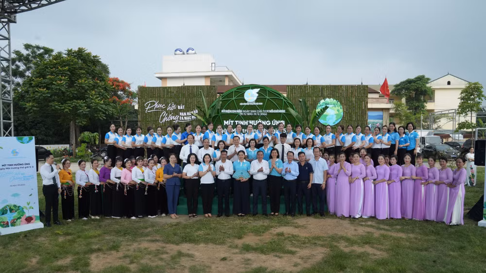 Các đại biểu và cán bộ, hội viên phụ nữ tại Lễ mít-tinh.