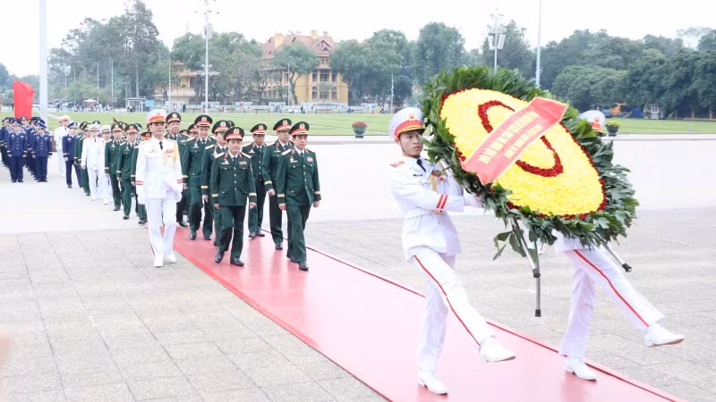 Đoàn đại biểu Quân ủy Trung ương, Bộ Quốc phòng đặt vòng hoa vào Lăng viếng Chủ tịch Hồ Chí Minh. 