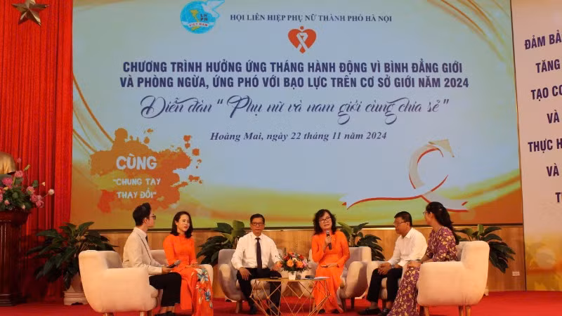 Các đại biểu tham gia diễn đàn "Phụ nữ và nam giới cùng chia sẻ”.