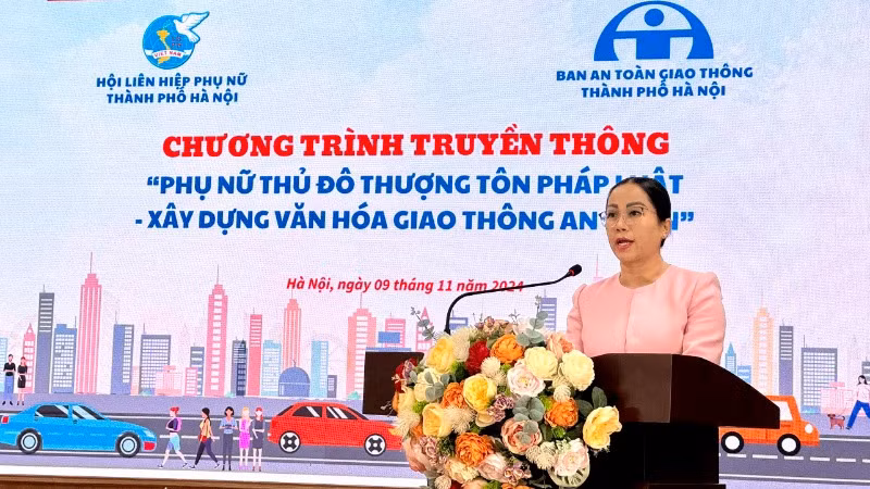 Phó Chủ tịch Hội Liên hiệp Phụ nữ thành phố Hà Nội Phạm Thị Mỹ Hoa phát biểu.
