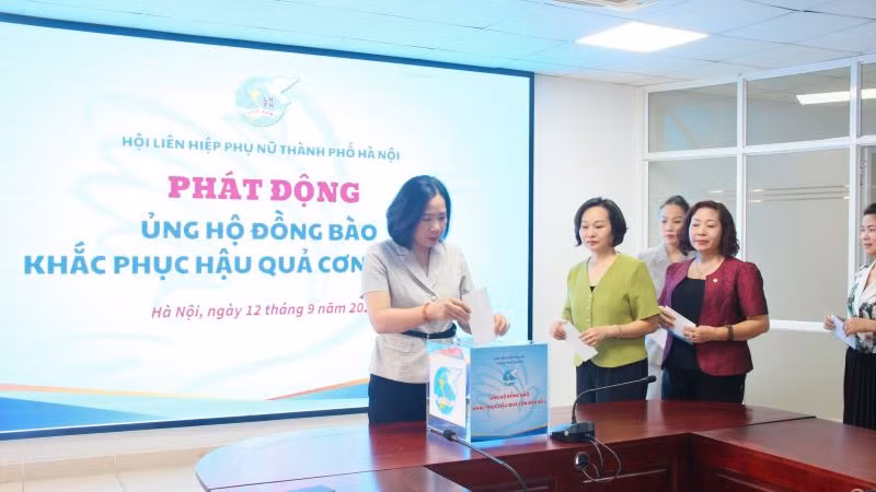 Lãnh đạo, cán bộ Hội Liên hiệp Phụ nữ Hà Nội ủng hộ đồng bào chịu thiệt hại sau bão số 3.
