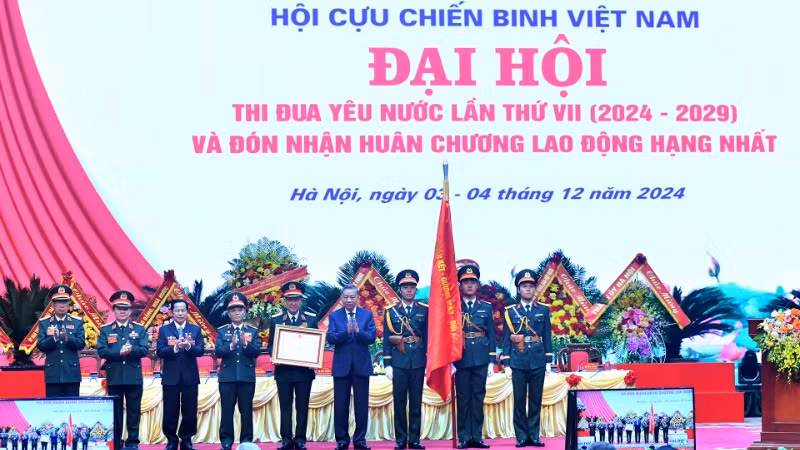 Tổng Bí thư Tô Lâm trao Huân chương Lao động hạng Nhất tặng Hội Cựu chiến binh Việt Nam. (Ảnh: Đăng Khoa)