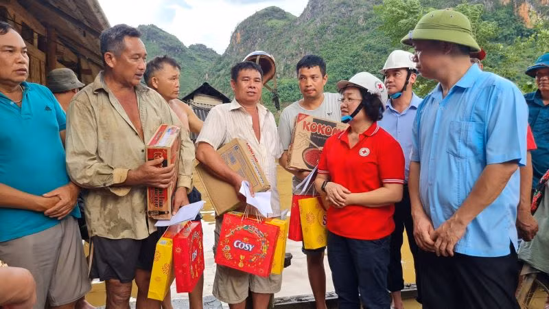 Hội Chữ thập đỏ tỉnh Sơn La hỗ trợ người dân bị ảnh hưởng bởi mưa lũ.
