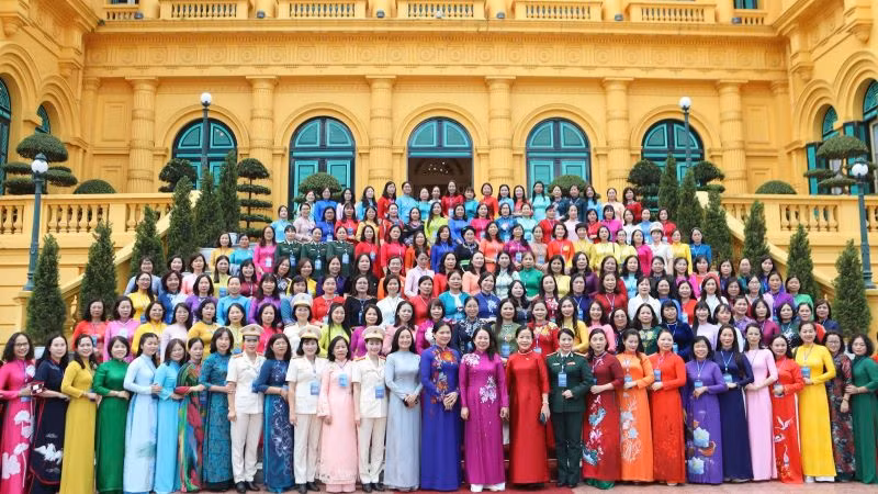 Phó Chủ tịch nước gặp mặt các đại biểu nữ chuyên trách Hội Liên hiệp Phụ nữ tiêu biểu các cấp. 