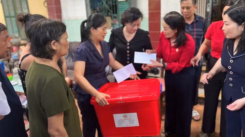 Chủ tịch Hội Chữ thập đỏ Việt Nam Bùi Thị Hòa trao hỗ trợ cho người dân tại tỉnh Yên Bái. Chủ tịch Hội Chữ thập đỏ Việt Nam Bùi Thị Hòa trao hỗ trợ cho người dân tại tỉnh Yên Bái.