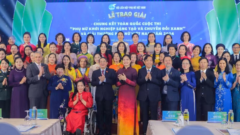 Các đồng chí lãnh đạo chụp ảnh lưu niệm với các cá nhân, tập thể xuất sắc được vinh danh tại buổi lễ.