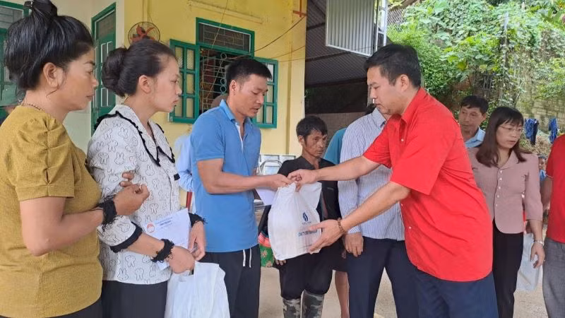 Hội Chữ thập đỏ tỉnh Điện Biên thăm hỏi, động viên các gia đình bị ảnh hưởng bởi mưa lũ.