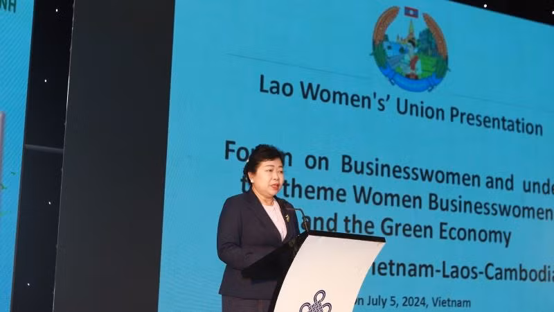 Chủ tịch Hội Liên hiệp Phụ nữ Lào Ali Vungnobountham trao đổi tại diễn đàn.