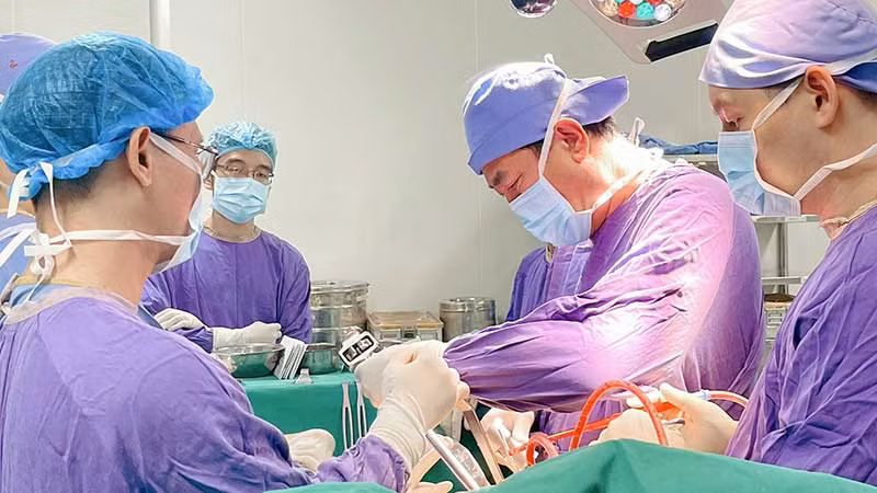 Một ca mổ tại Bệnh viện Hữu nghị Việt Đức. (Ảnh KIM OANH)