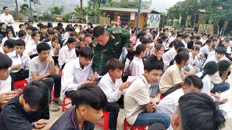 Cán bộ, chiến sĩ Đồn Biên phòng Bạch Đích, xã Bạch Đích, huyện Yên Minh, tỉnh Hà Giang vận động thanh thiếu niên xây dựng nếp sống văn minh. (Ảnh KHÁNH TRÌNH)