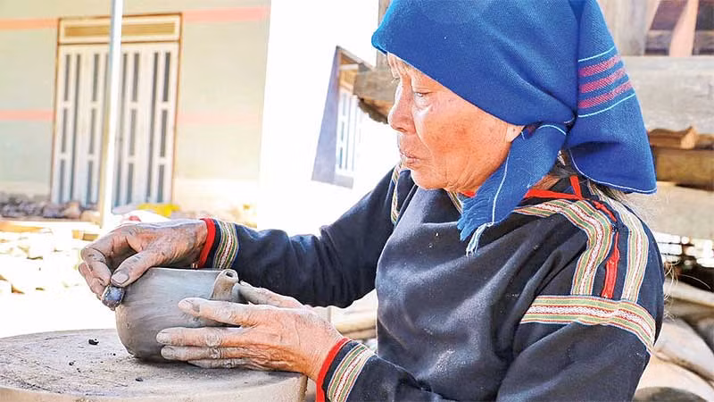 Người M’nông làm thủ công các sản phẩm gốm.