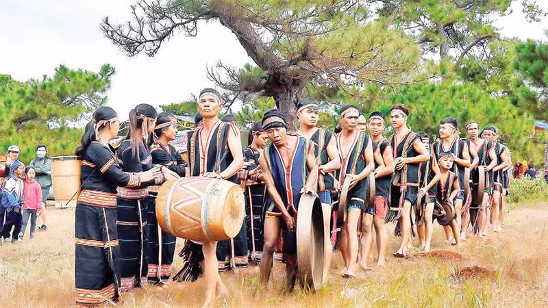 Biểu diễn cồng chiêng. (Ảnh PHAN HÒA)