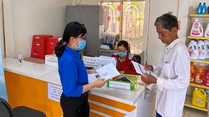 Đoàn viên, thanh niên xã An Lục Long, huyện Châu Thành (Long An) hướng dẫn người dân sử dụng dịch vụ công trực tuyến. (Ảnh TRÀ LONG)