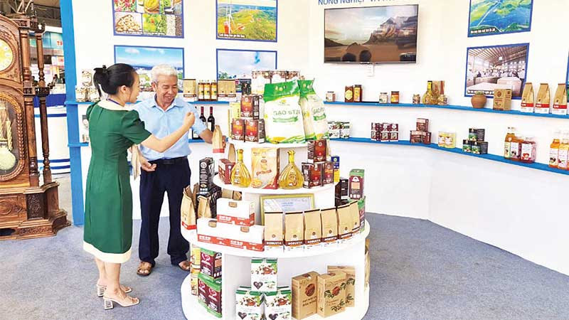 Nhiều sản phẩm tiêu biểu khu vực miền trung-Tây Nguyên tham gia tại các hội chợ, triển lãm hàng công nghiệp, nông nghiệp và thương mại.