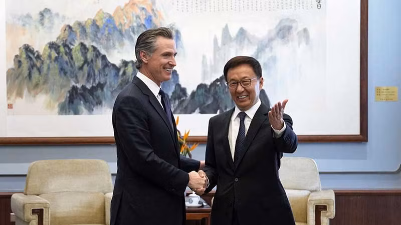 Phó Chủ tịch Trung Quốc Hàn Chính và Thống đốc California trong một cuộc gặp tại Bắc Kinh.