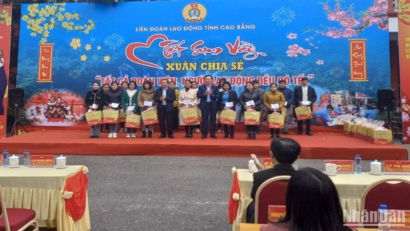 Lãnh đạo Ban Tuyên giáo Trung ương và Huyện ủy Thạch An tặng quà công nhân viên chức lao động hoàn cảnh khó khăn.