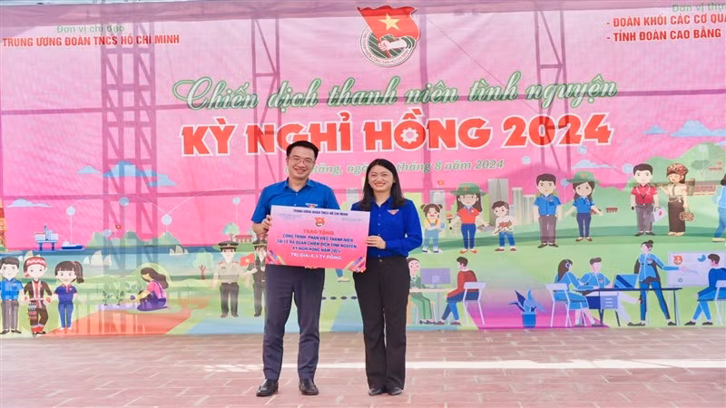 Đồng chí Nguyễn Tường Lâm, Bí thư Trung ương Đoàn, Phó Chủ nhiệm Thường trực Ủy ban quốc gia về Thanh niên Việt Nam trao tặng công trình, phần việc trị giá 6,5 tỷ đồng tại Chiến dịch tình nguyện Kỳ nghỉ hồng năm 2024.