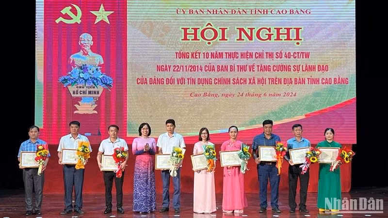 Lãnh đạo Ngân hàng Chính sách xã hội Việt Nam trao Giấy khen của Tổng Giám đốc Ngân hàng Chính sách xã hội Việt Nam tặng các cá nhân.